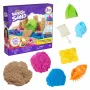 Sada Kinetic Sand Beach Adventure – 907 g písku ve 3 barvách s formičkami, nástrojem a hrací vanou