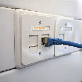 Propojovací kabel IT-BUDGET Premium Cat.6A s Cat.7 kabelem 600 MHz LSZH PoE+ 10GBit, modrý, 15 m