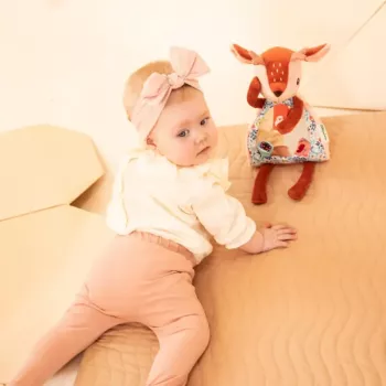 Aktivitní hračka se zrcátkem Peek-a-boo Lilliputiens Stella the Fawn 6m+