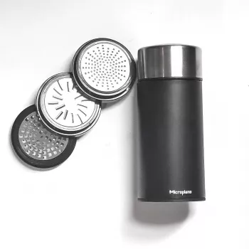 Microplane Universal Mill – černo-průhledné rotační struhadlo na tvrdé sýry, čokoládu, ořechy a koření