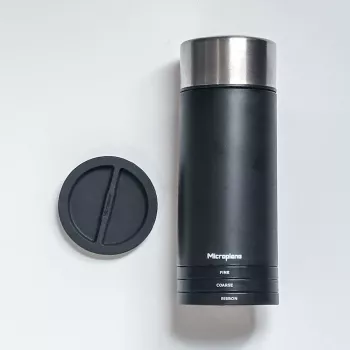 Microplane Universal Mill – černo-průhledné rotační struhadlo na tvrdé sýry, čokoládu, ořechy a koření