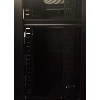DSIT vertikální panel pro vedení kabelů 32U 300mm široký černý