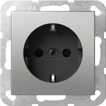 Zásuvka SCHUKO s clonou Gira System 55 4183600, vzhled nerezové oceli