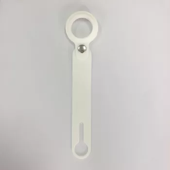 CYOO silikonové ochranné pouzdro s klíčenkou pro Apple AirTag – bílé (CY122409)