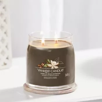 Středně velká vonná svíčka Yankee Candle Vanilla Bean Espresso (1701388E)
